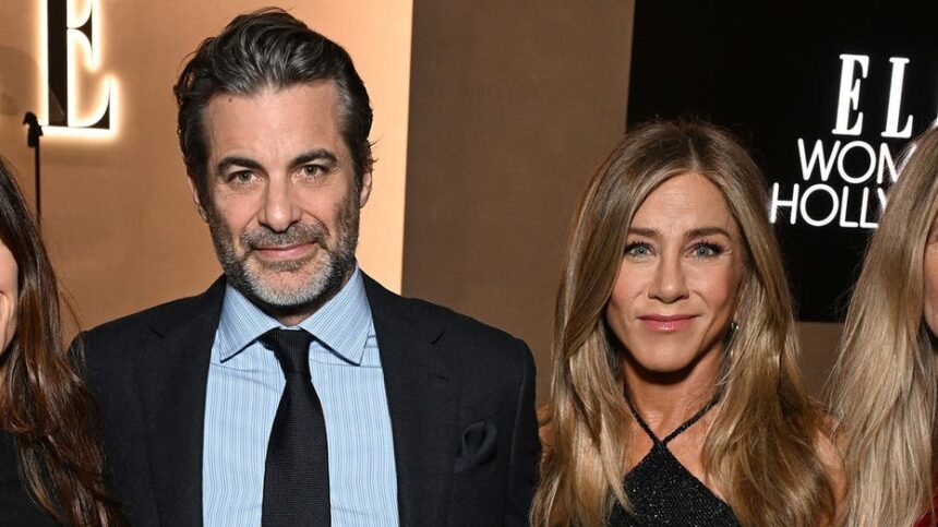 Jennifer Anistons romance with Jim Curtis faces celebrity relationship trap, expert warns
